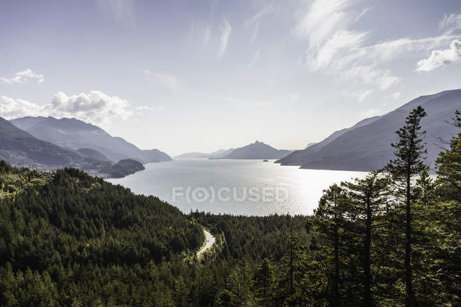 Vista panorámica de Howe Sound Bay, Parque Provincial de Murrin, Squamish, Columbia Británica, Canadá - foto de stock