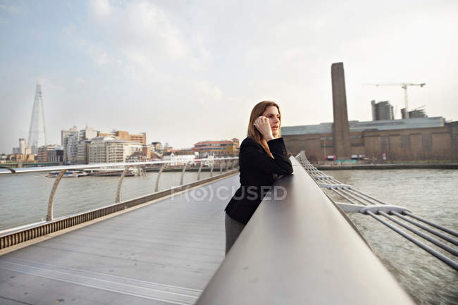 Жінка на мобільний телефон на міст Міленіум, Лондон, Великобританія — стокове фото