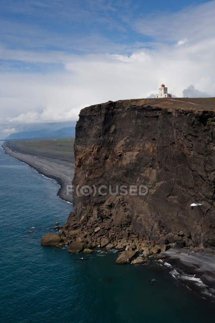 Маяк на віддаленій скелі — стокове фото