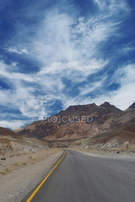 Estrada rural vazia sob o céu — Fotografia de Stock