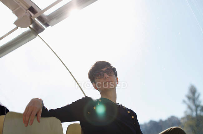 Femme assise en bateau à l'extérieur — Photo de stock