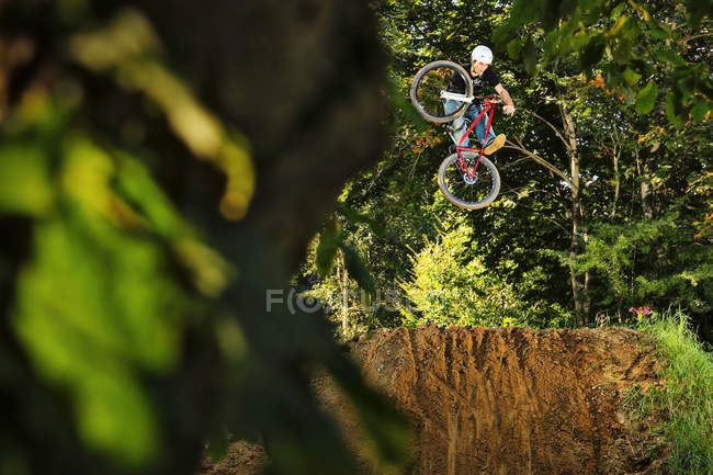 BMX piloto realizando acrobacias no ar — Fotografia de Stock