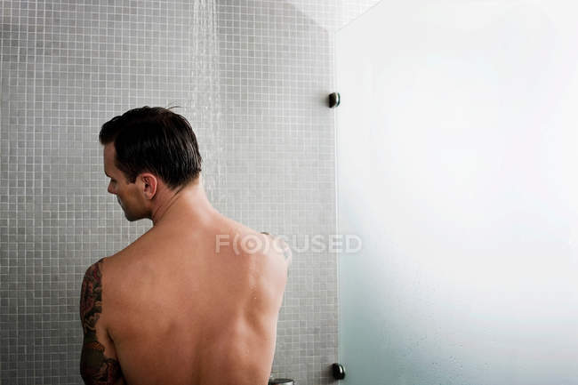 Homem enxaguando no chuveiro, foco seletivo — Fotografia de Stock