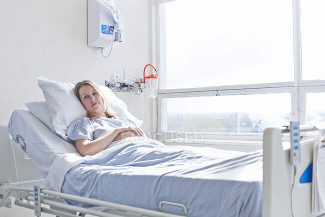 Paciente acostado en cama de hospital - foto de stock