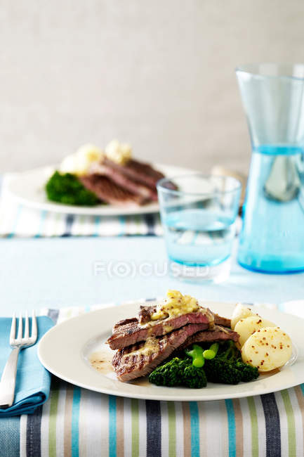 Steak aux pommes de terre et brocoli sur assiette — Photo de stock