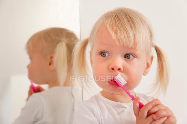 Toddler girl brushing her teeth — Stock Photo