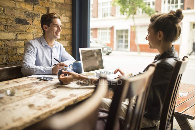 Бизнесмен и женщина, работающие в кафе, Лондон, Великобритания — стоковое фото