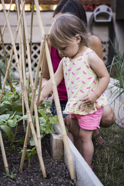 Mother and young daughter tending to garden — Stock Photo
