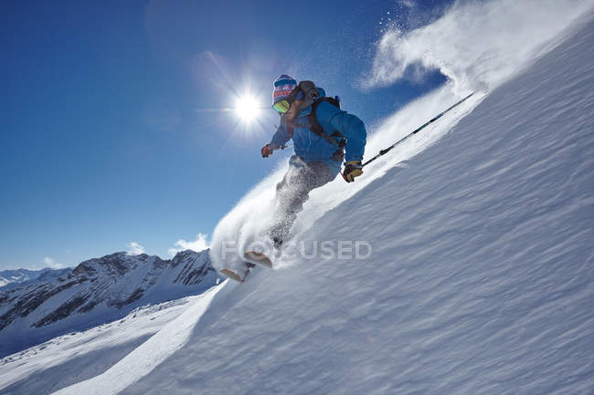 Esquiador estilo livre masculino esquiando na montanha, Zugspitze, Bayern, Alemanha — Fotografia de Stock