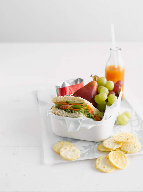 Здоровое питание в коробке для обеда — стоковое фото