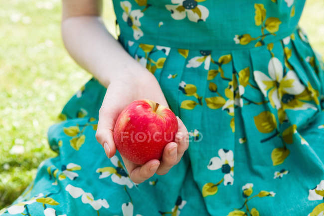 Imagem cortada de Mulher segurando maçã na mão — Fotografia de Stock
