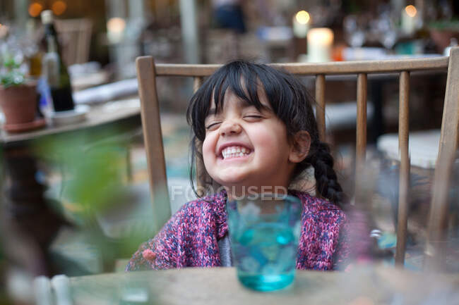 Una niña jugando sola. - foto de stock