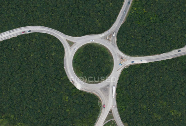 Veduta aerea della rotonda rurale circondata da alberi verdi — Foto stock
