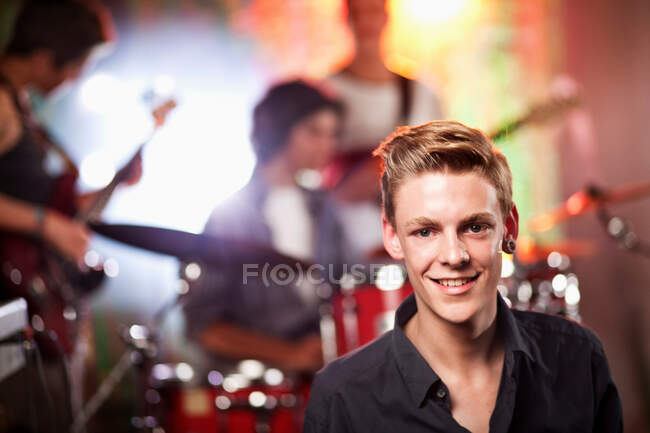 Підлітки на концерті, молодий чоловік на передньому плані — стокове фото