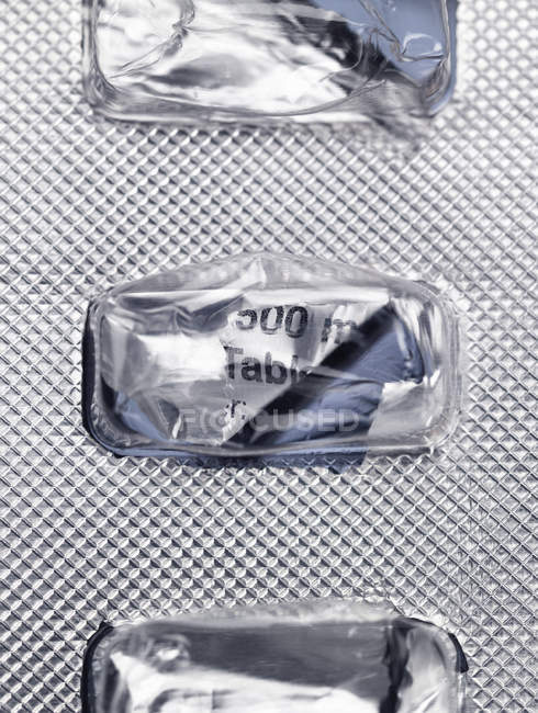 Снимок крупным планом пустой упаковки лекарств из фольги — стоковое фото