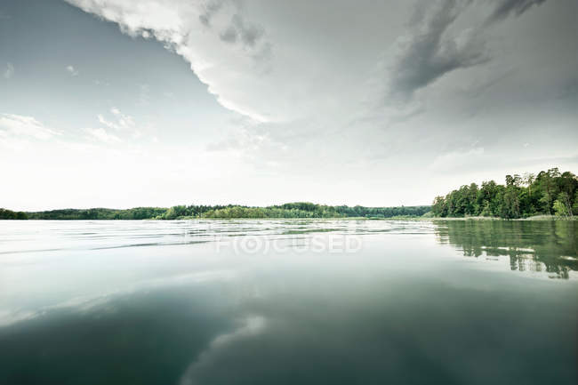Lago todavía en el paisaje rural - foto de stock