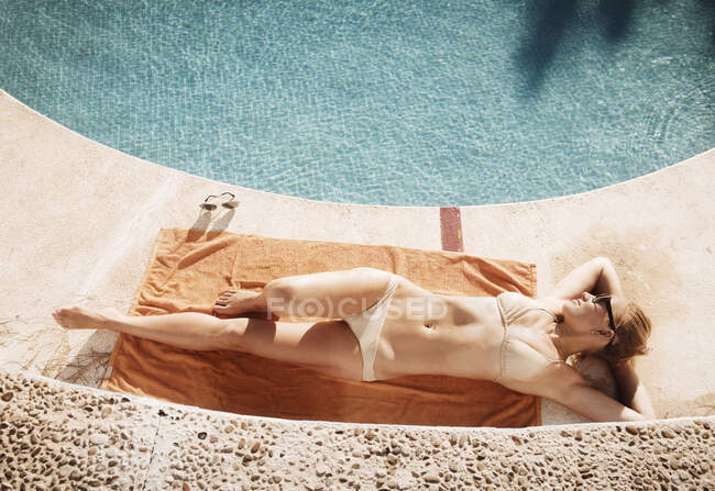 Vista aerea della donna che prende il sole a bordo piscina, Torreblanca, Fuengirola, Spagna — Foto stock