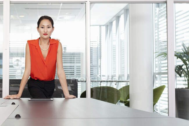 Retrato de mulher empresária no cargo — Fotografia de Stock