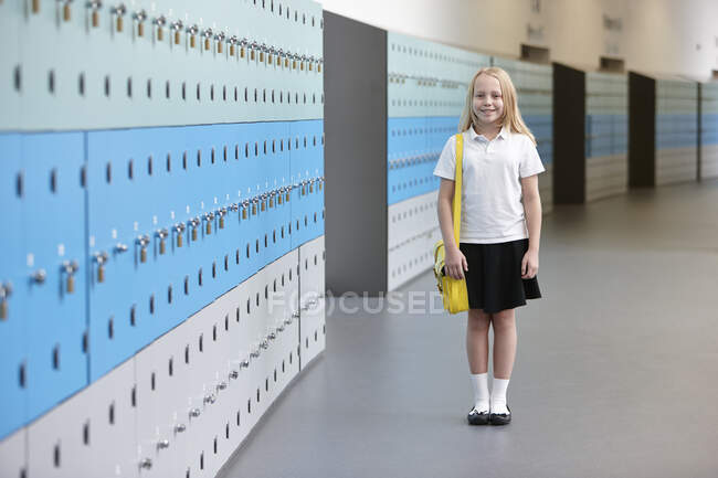 Retrato de colegiala en pasillo - foto de stock