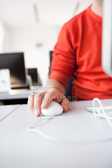 Gros plan de l'homme à l'aide de souris d'ordinateur — Photo de stock