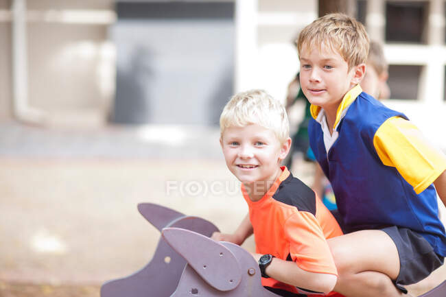 Chicos jugando en parque - foto de stock