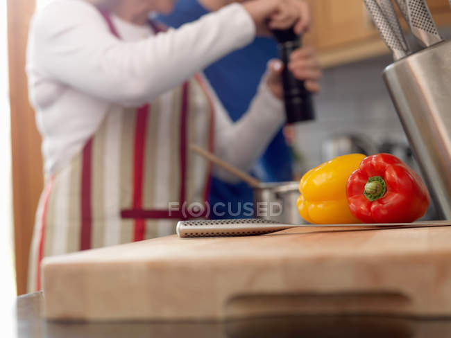 Primo piano dei peperoni sul tagliere — Foto stock