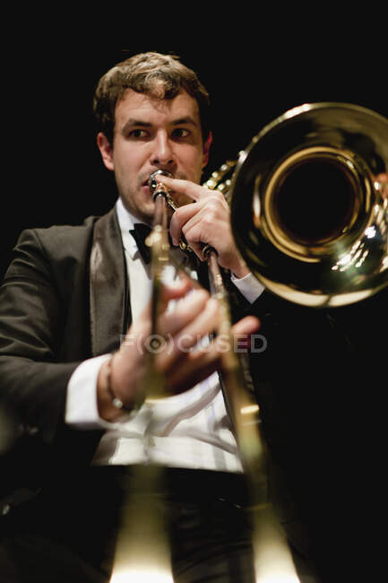 Тромбон в оркестрі. — стокове фото