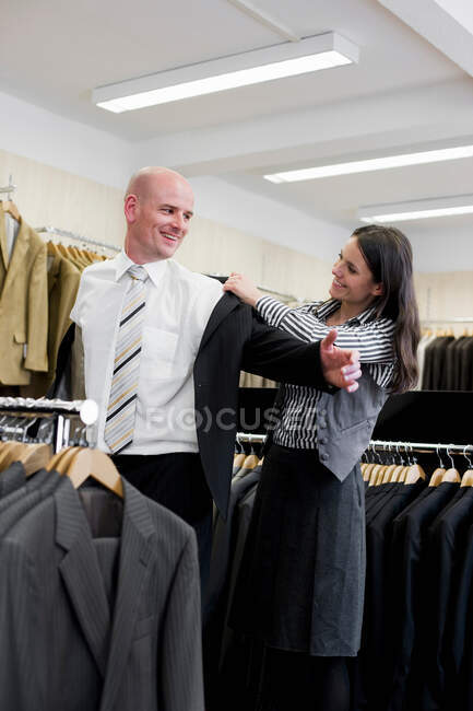Hombre y mujer en la tienda de ropa - foto de stock