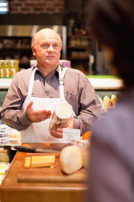 Hombre con muestras gratis en tienda de comestibles - foto de stock