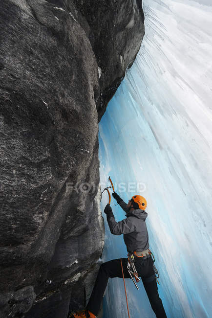 Uomo in grotta arrampicata su ghiaccio, Saas Fee, Svizzera — Foto stock