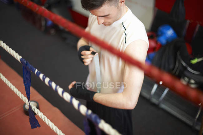 Boxer bandagem mãos antes de colocar luvas, vista elevada — Fotografia de Stock