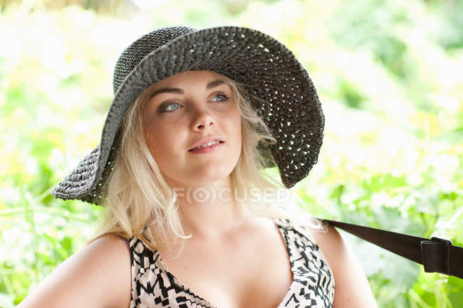 Mujer sonriente con sombrero de sol - foto de stock