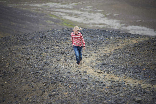 Mädchen zu Fuß in felsiger Landschaft — Stockfoto