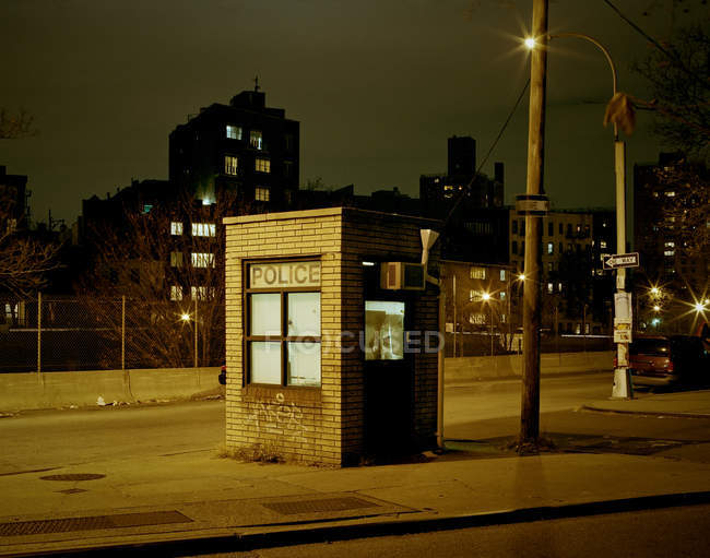 Cabine de polícia à noite em Bushwick, Brooklyn, Nova York — Fotografia de Stock