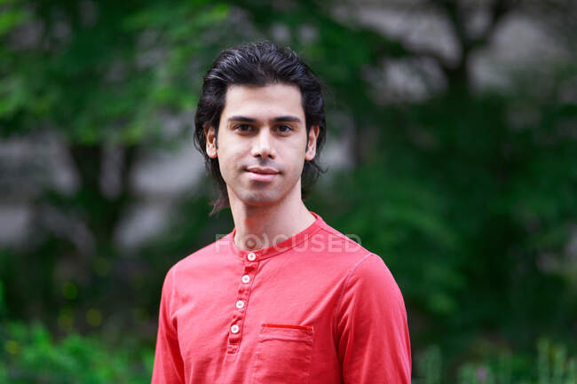 Portrait de jeune homme portant un haut rouge — Photo de stock