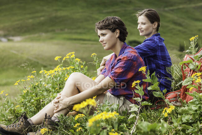 Retrato de duas amigas, Tirol, Áustria — Fotografia de Stock