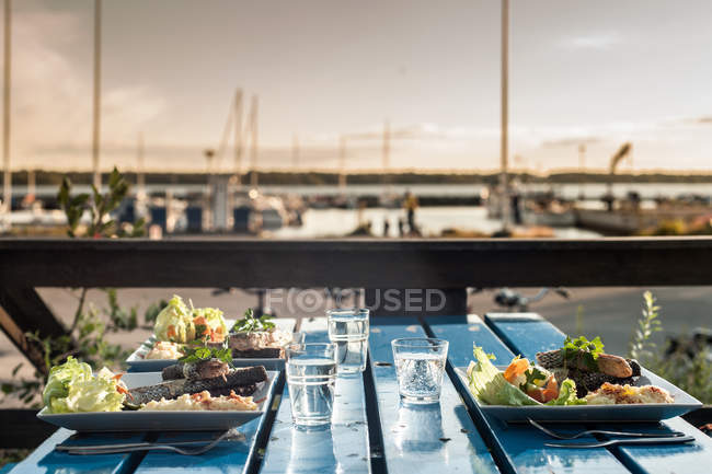 Набір столів з їжею на пристані — стокове фото
