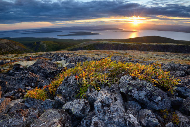 Coucher de soleil sur le lac imandra, montagnes khibiny, péninsule de kola, Russie — Photo de stock