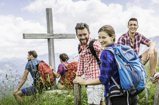 Groupe d'amis en randonnée, Tyrol, Autriche — Photo de stock