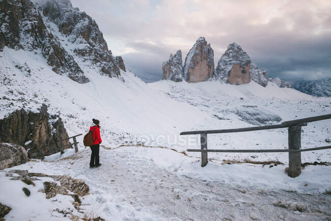 Randonneuse regardant la vue, région de Tre Cime di Lavaredo, Tyrol du Sud, Alpes Dolomites, Italie — Photo de stock