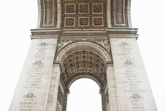 Вид снизу на Under Arc de Triomphe, Париж, Франция — стоковое фото