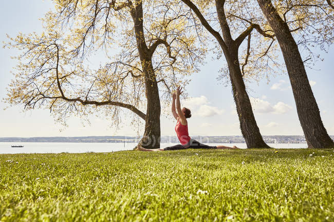 Seitenansicht einer Frau in gespaltener Yoga-Position — Stockfoto