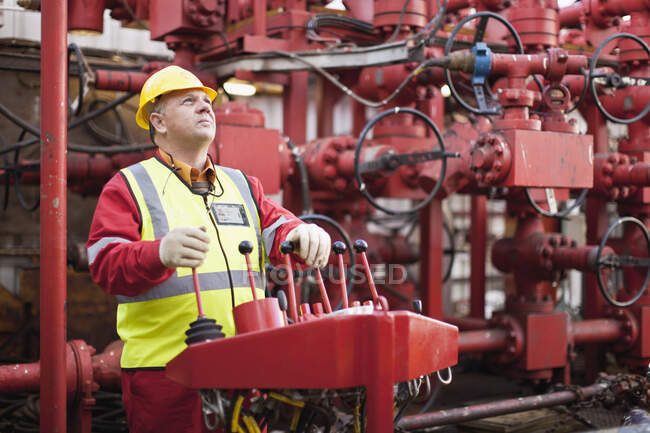 Macchine operatrici su piattaforma petrolifera — Foto stock
