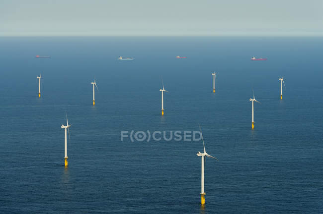Foto aerea di un parco eolico offshore al largo della costa olandese, IJmuiden, Olanda Settentrionale, Paesi Bassi — Foto stock