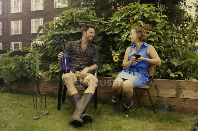 Ehepaar macht Pause in Kleingartenanlage — Stockfoto