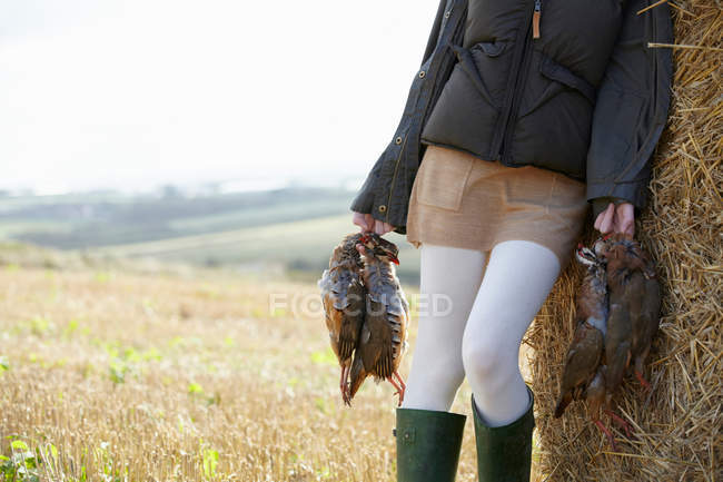 Vista cortada de menina adolescente segurando pássaros — Fotografia de Stock