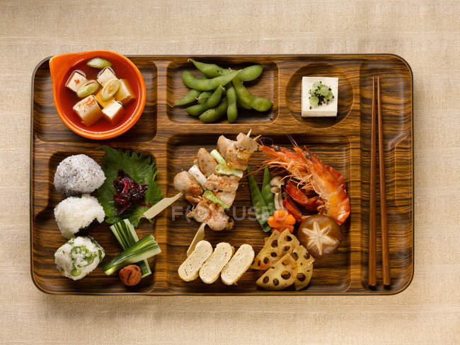 Bandeja con comida asiática - foto de stock
