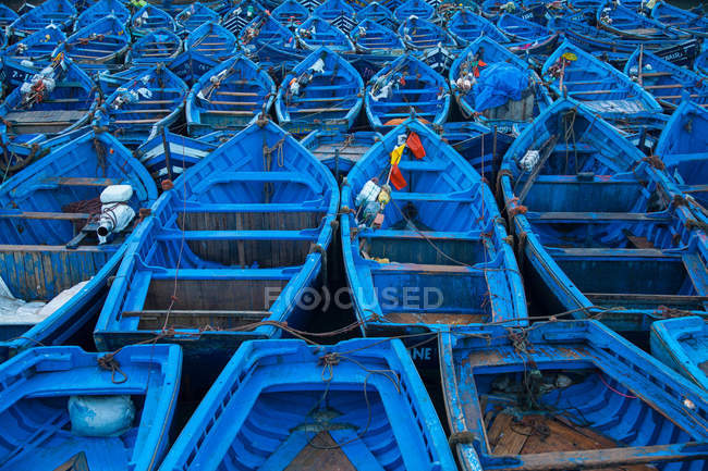 Barcos azules en el puerto - foto de stock