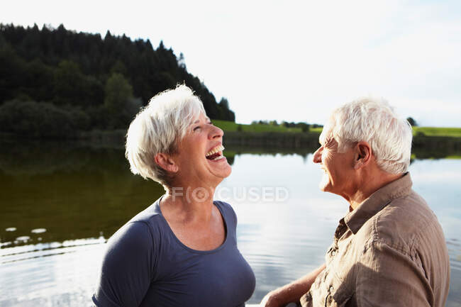 Старшая пара веселится на озере — стоковое фото