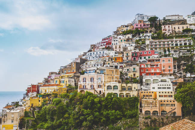 Скеля стороні будівель, Позітано, Амальфі, Італія — стокове фото